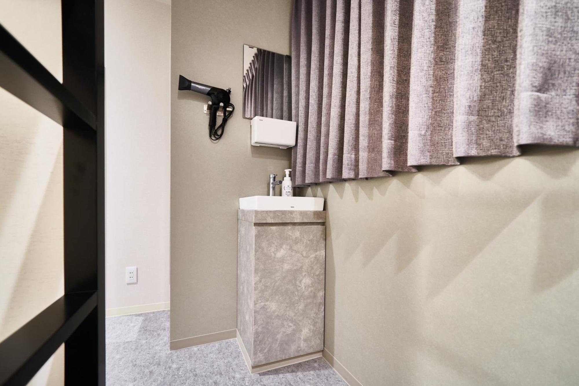 &And Hostel Shinsaibashi East أوساكا الغرفة الصورة